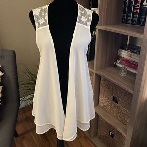 Lace detailed flowing sleeveless wrap